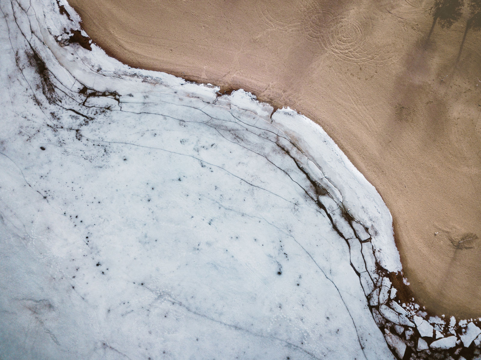 Abstrakte, helle Sandstruktur – ruhige Textur als gestalterisches Element.